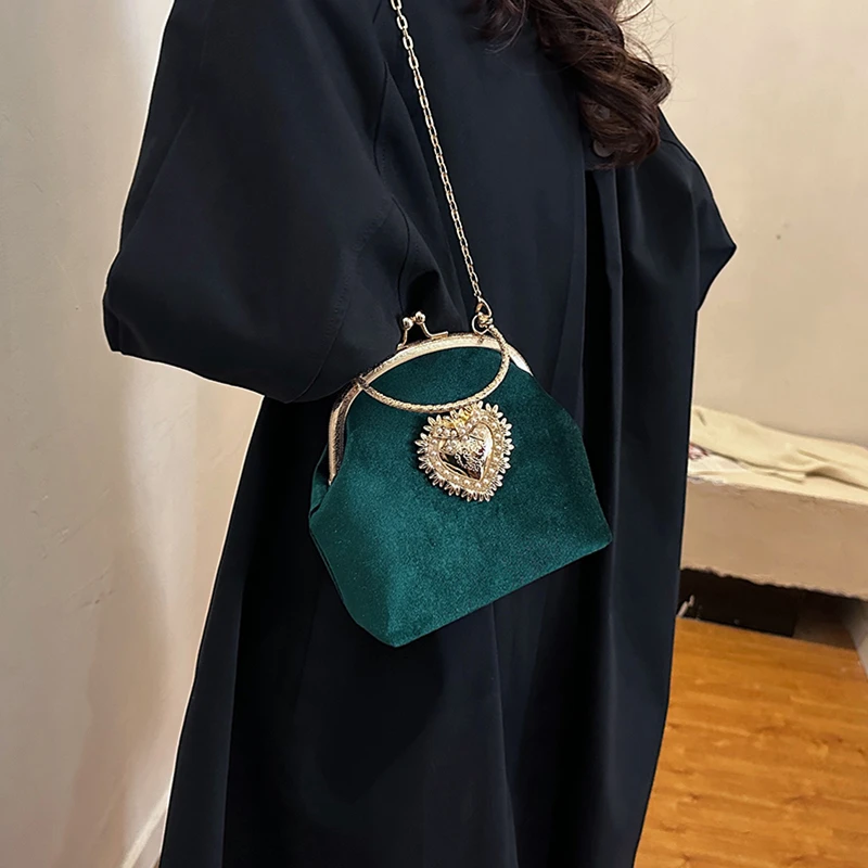 Women Bags In Sale - Cadenas, marco de terciopelo, corazón, cena,